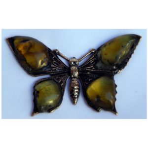 Motyl bursztynowy z mosiądzu - Autorska broszka ze srebrną zapinką